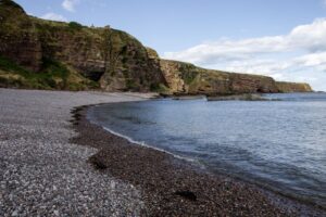 NO6844 : Auchmithie Shore and Robert Burns’s trip to the Gaylet Pot, Angus