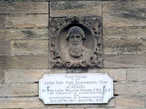 NS4075 : William Froude memorial on facade of museum