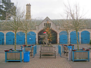 SK6371 : Robin Hood statue at Thoresby Courtyard