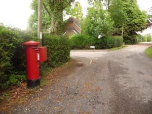 SU0100 : Wimborne Minster: postbox № BH21 117, Highland Road