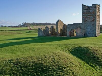 SU0210 : Remains of Knowlton Church & Circles