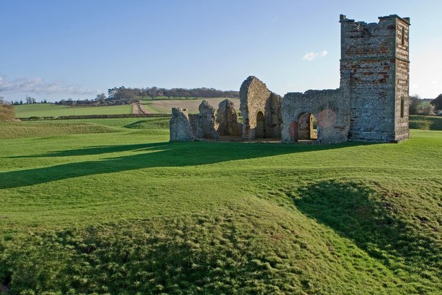 SU0210 : Remains of Knowlton Church & Circles