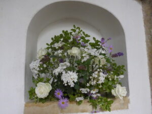 SU8722 : All Hallows, Woolbeding: floral display