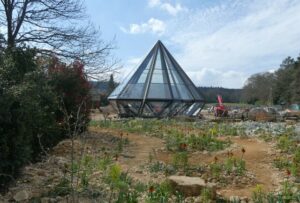 SU8722 : Intriguing structure seen from Woolbeding Churchyard