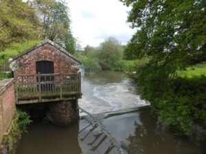 SU8722 : Weir and pump house, Woolbeding House