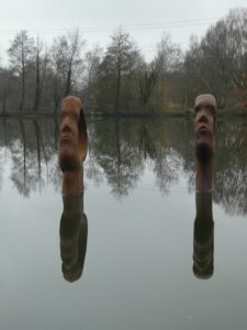 SY7891 : Sculpture by the lakes - Iron heads