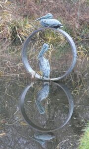 SY7891 : Sculpture by the lakes - Pelicans and ring