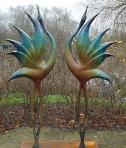 SY7891 : Sculpture by the lakes - Two colourful birds