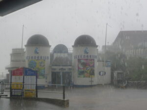 SZ0890 : Bournemouth: the Oceanarium in heavy rain