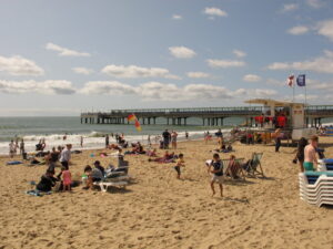 SZ1191 : Holidaymakers on sandy Boscombe beach