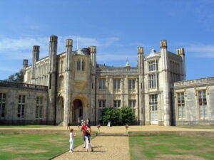 SZ2093 : Highcliffe Castle and lawns