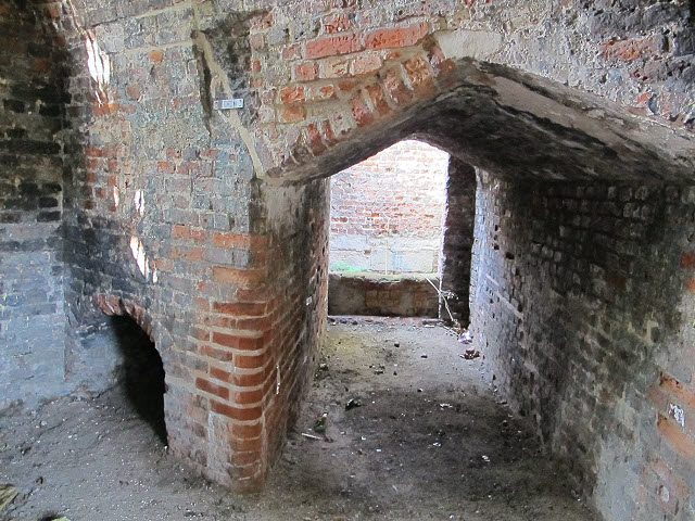 TQ4374 : Inside the Conduit Head