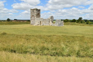 SU0210 : Knowlton Church, seen from the Neolithic earthworks