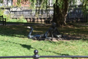 SU9949 : Alice in Wonderland sculpture