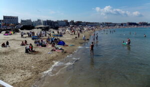 SY6879 : North along the strand, Weymouth Beach