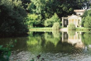 SY7190 : Gazebo overlooking lake