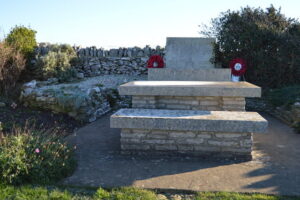 SY9576 : Emmett's Hill Memorial