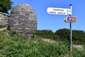 SY9777 : Worth Matravers: Egg-shaped dry stone sculpture