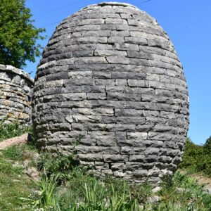 SY9777 : Worth Matravers: Egg-shaped dry stone sculpture
