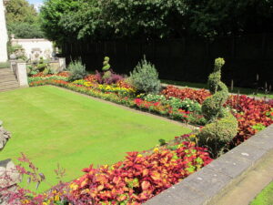 TQ2782 : The Holme, formal garden with bedding plants and topiary